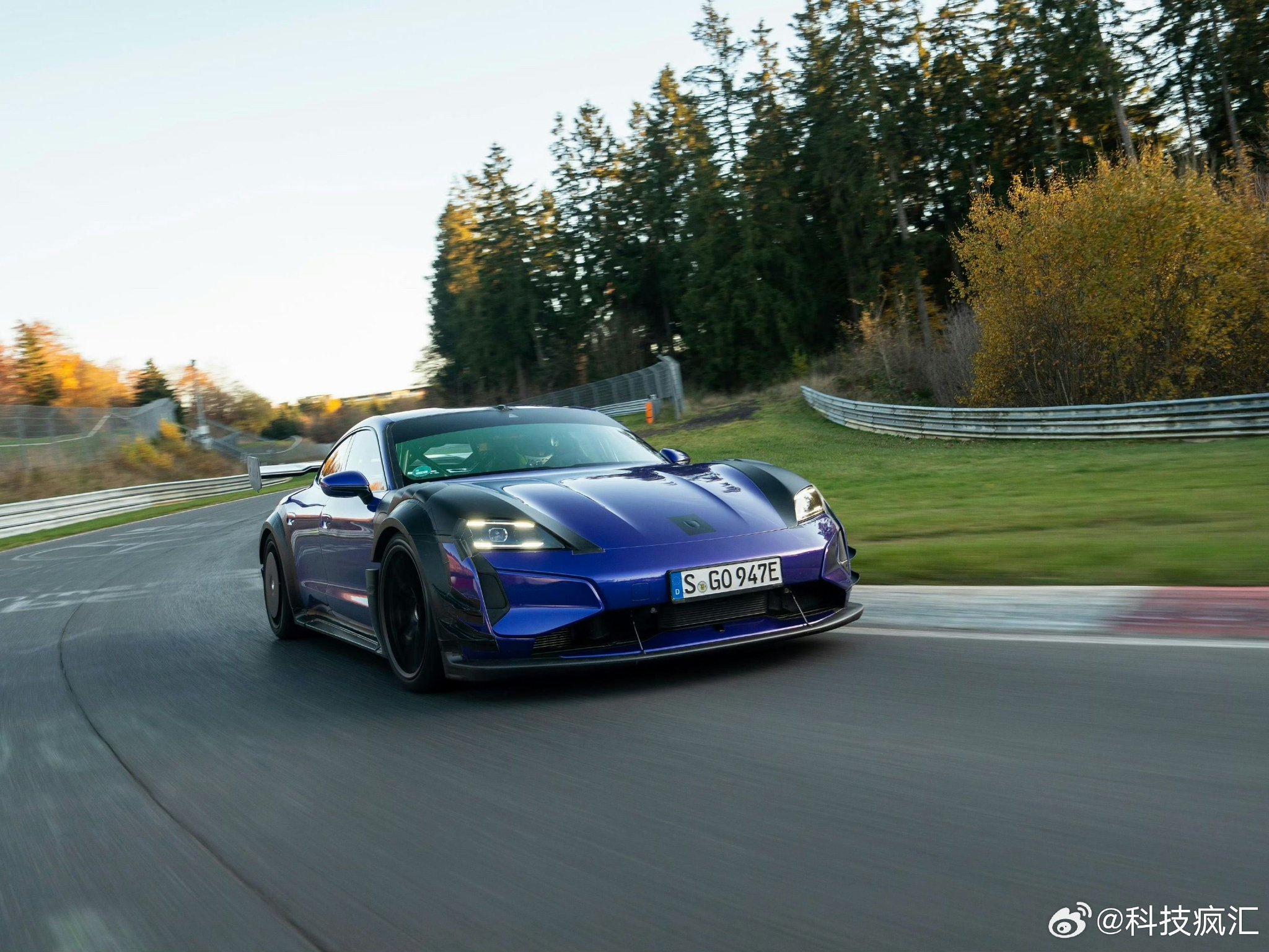 保时捷Taycan Turbo GT以6分55秒刷新纽北电动车圈速纪录