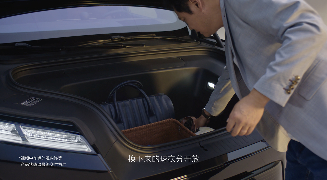 蔚来ES8打造移动衣帽间，范志毅点赞车内换装体验