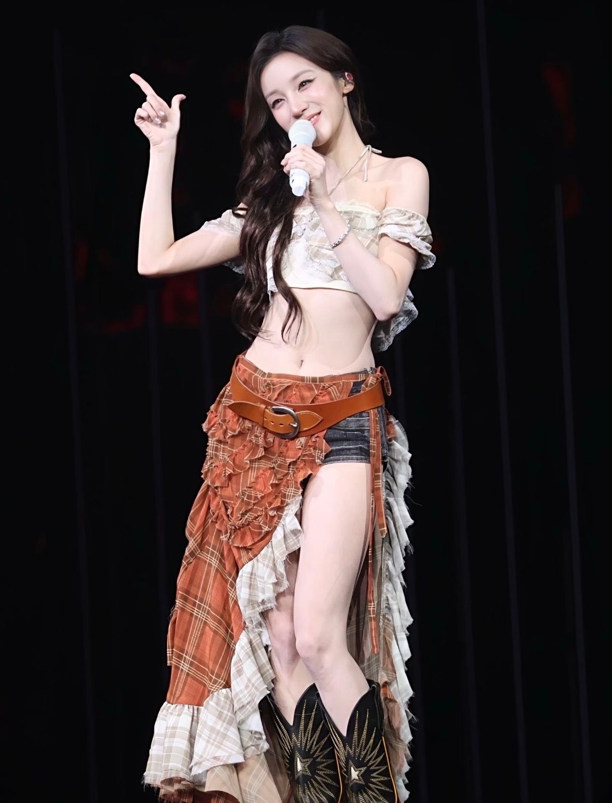 宋雨琦演唱会状态引关注，天使女王舞台风情万种