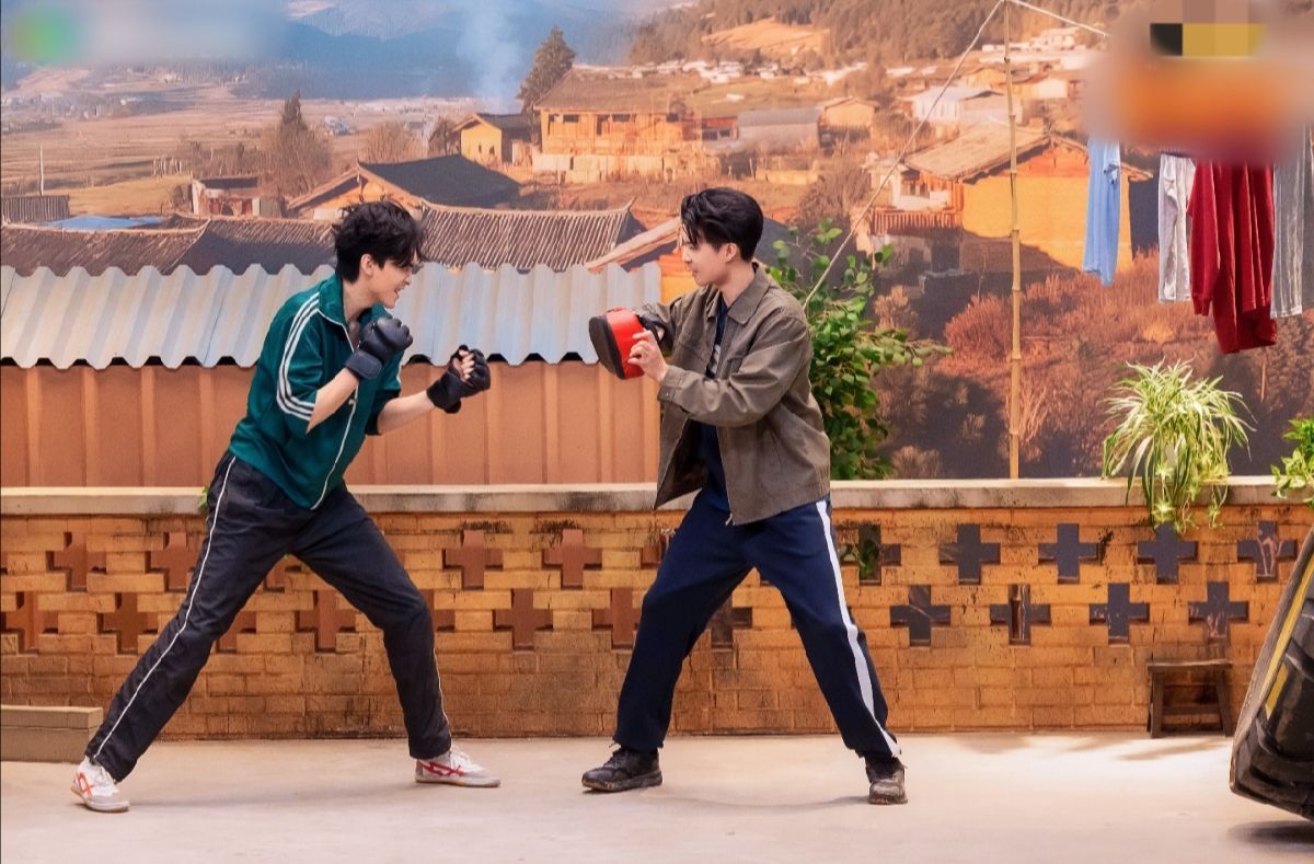 张呈雷淞然体验问界M7，华为智驾ADS4护航出行