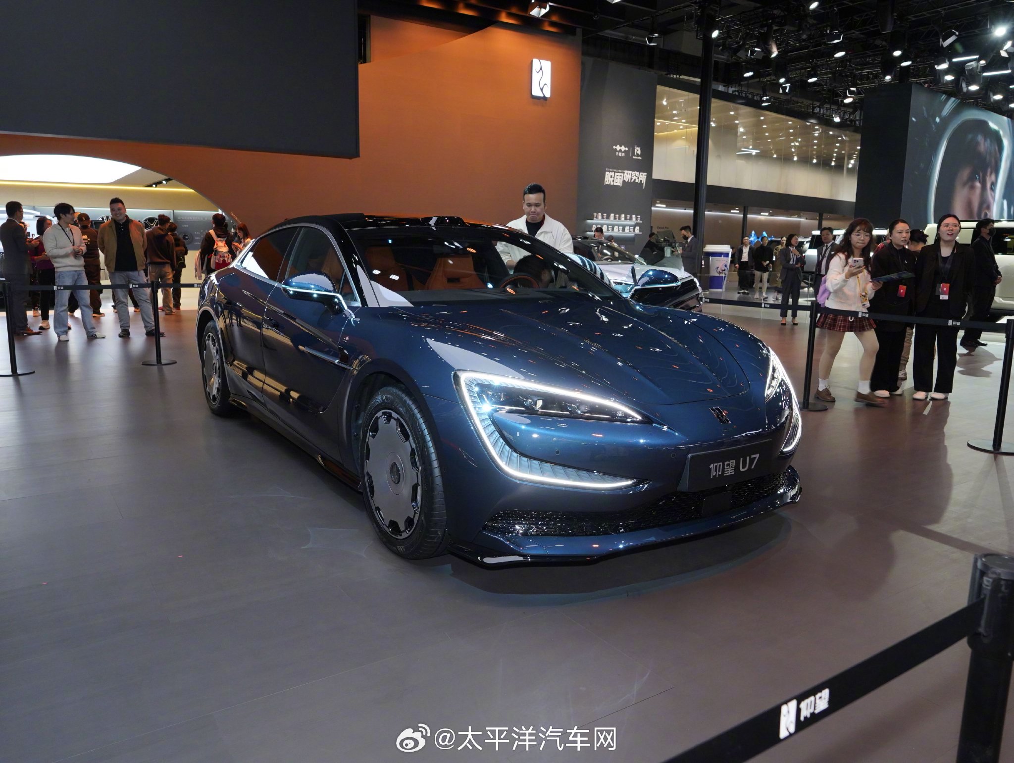 2025广州车展仰望U7新增星河蓝色与20英寸轮毂，四电机版加速2.9秒