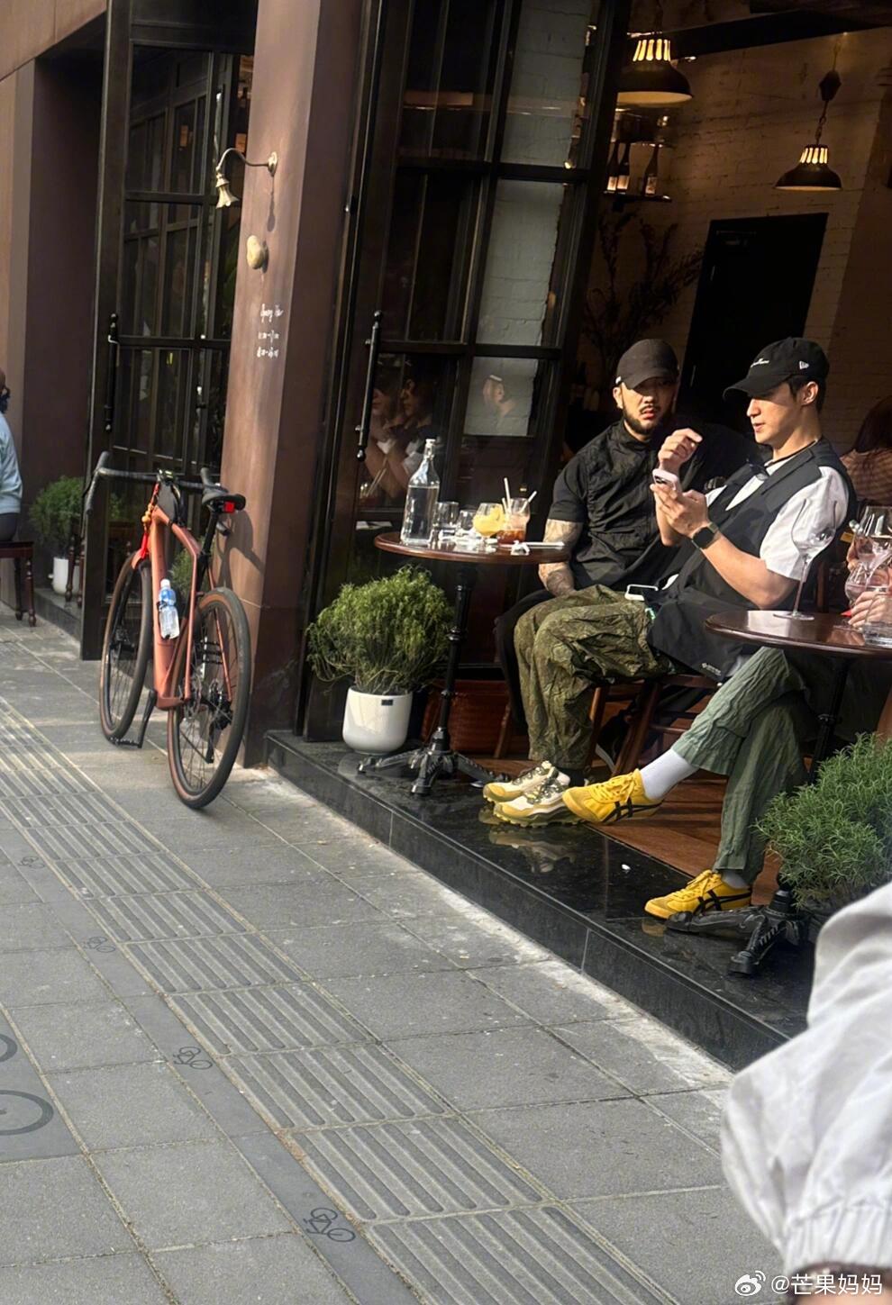 黄景瑜上海街头骑车被路人偶遇