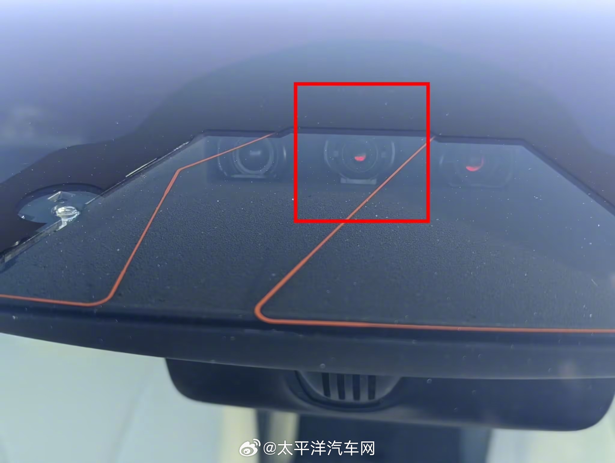 特斯拉FSD v14.1.3新增自动清洗摄像头功能