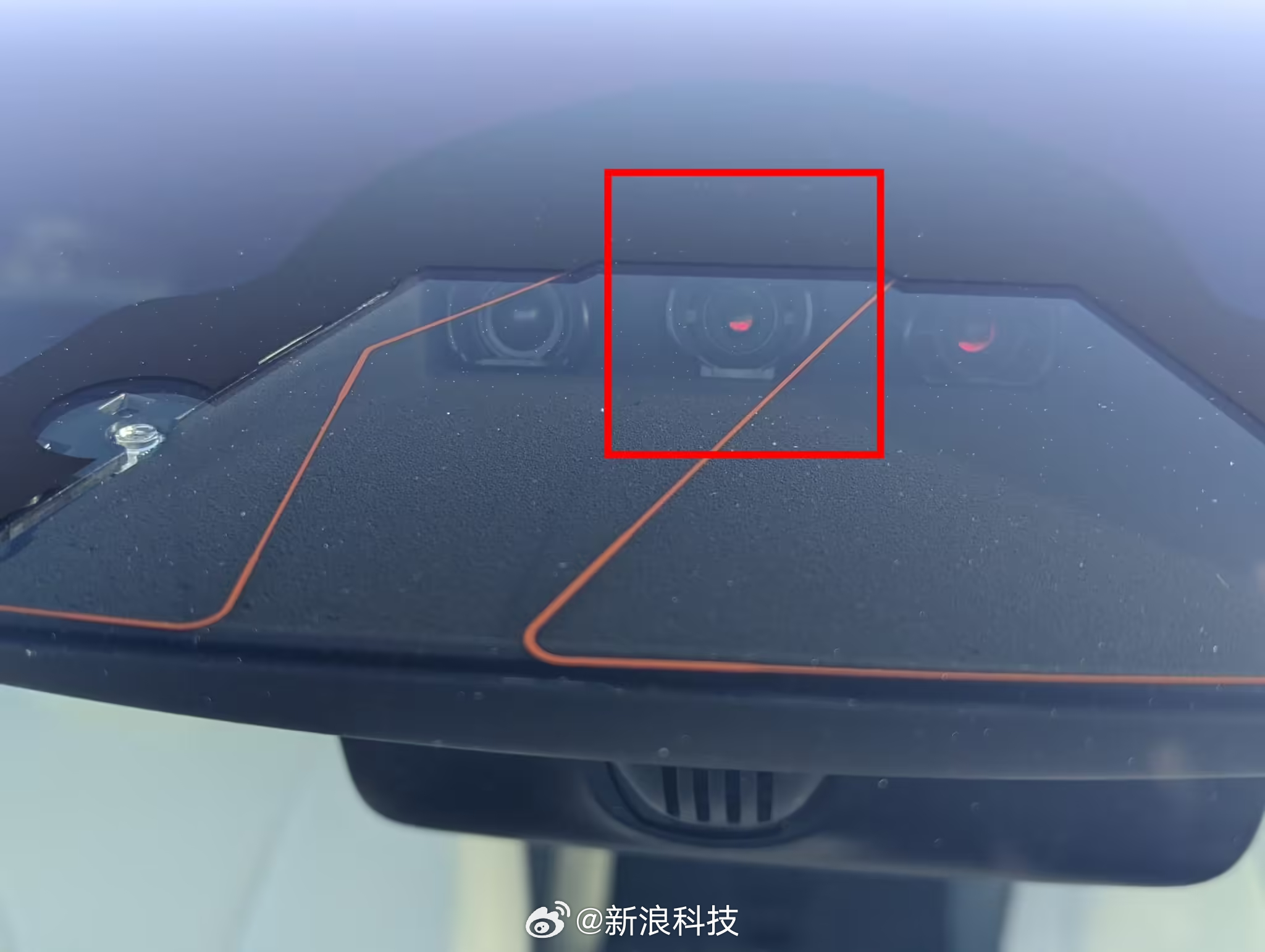 特斯拉FSD新增自动清洁前摄像头功能