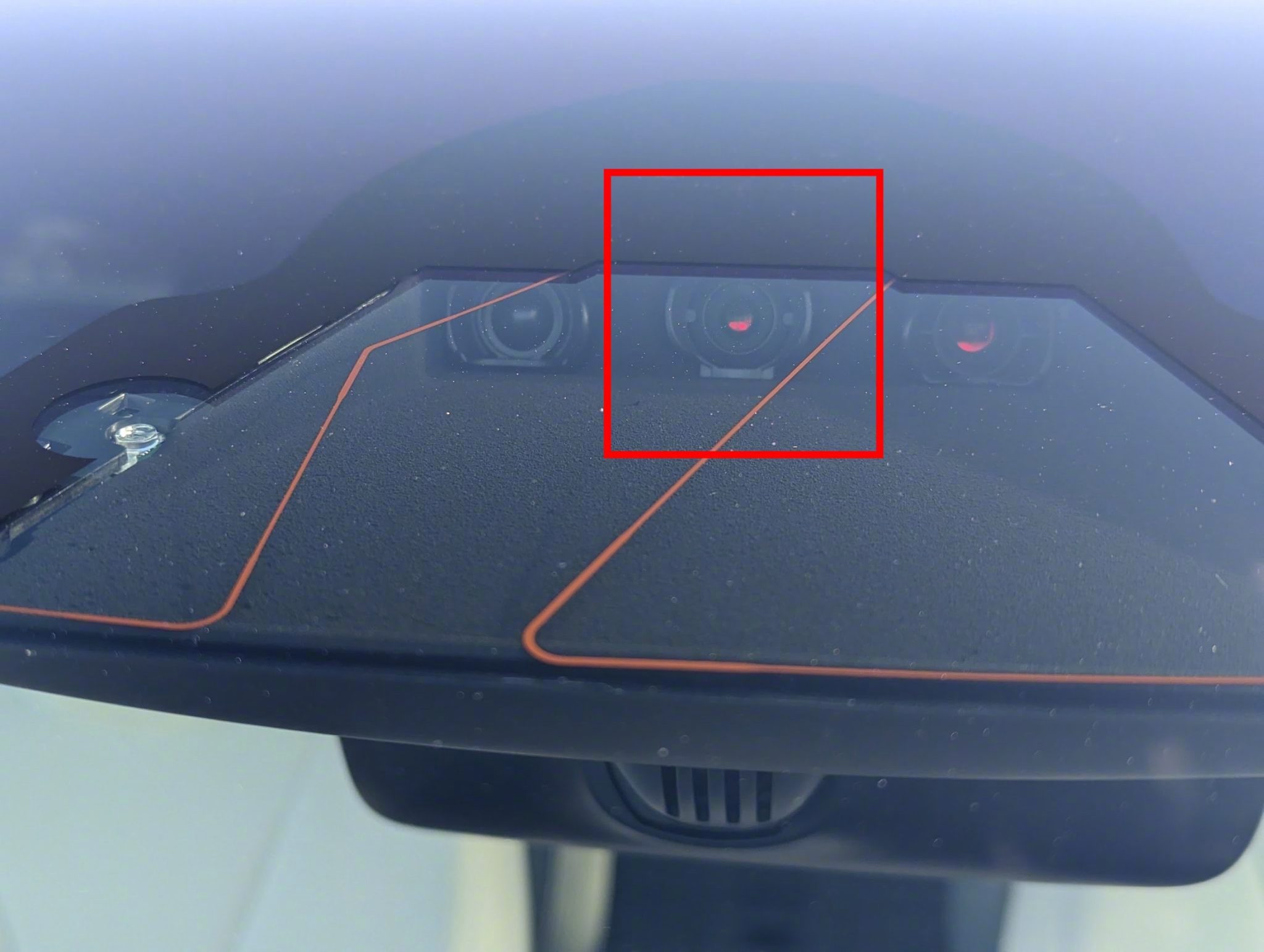 特斯拉FSD v14.1.3新增自动清洁前摄像头功能