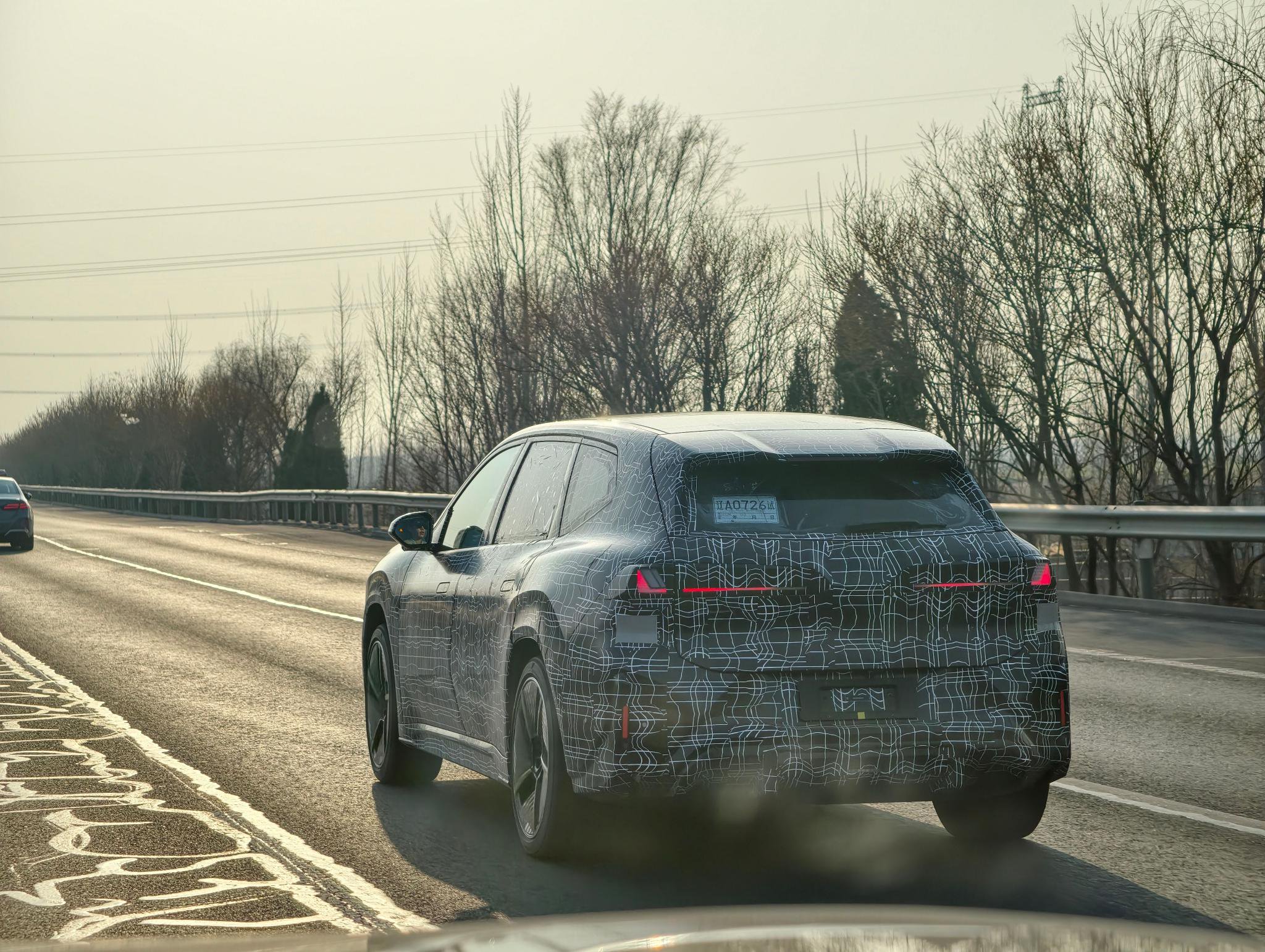 商南高速宝马iX3伪装车实线变道引争议