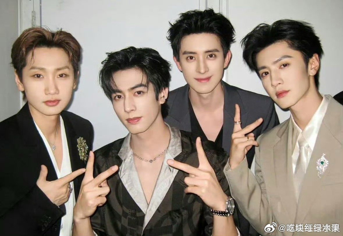 敖瑞鹏宋威龙陈哲远汪苏泷微博之夜后台合照