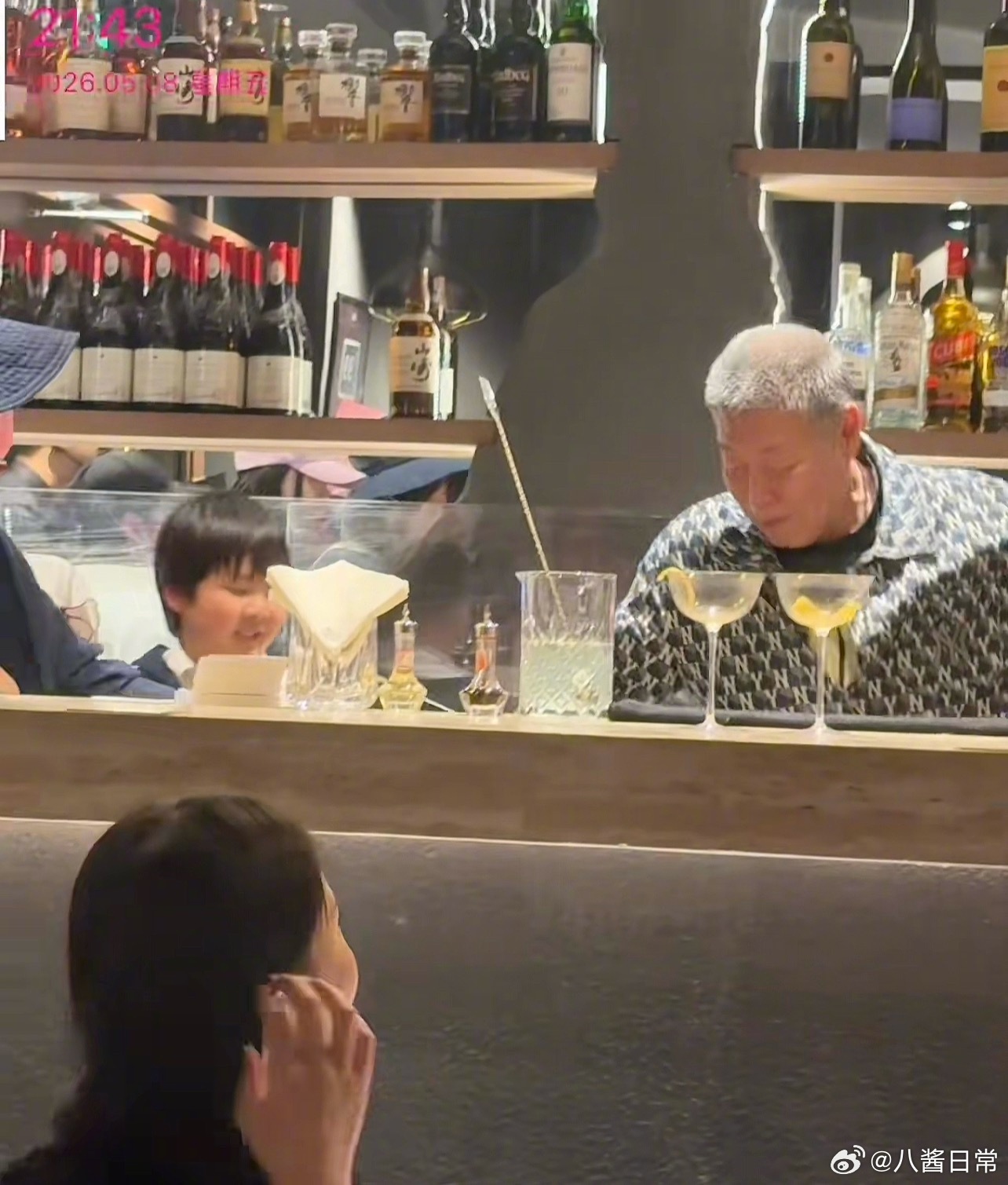 张若昀父亲携妻儿出席文章酒吧开业