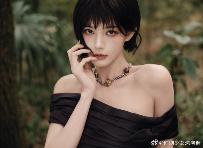 李一桐短发造型展现权威感