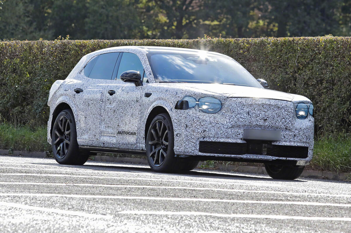 宾利首款纯电SUV路测曝光，2026年发布定位低于添越