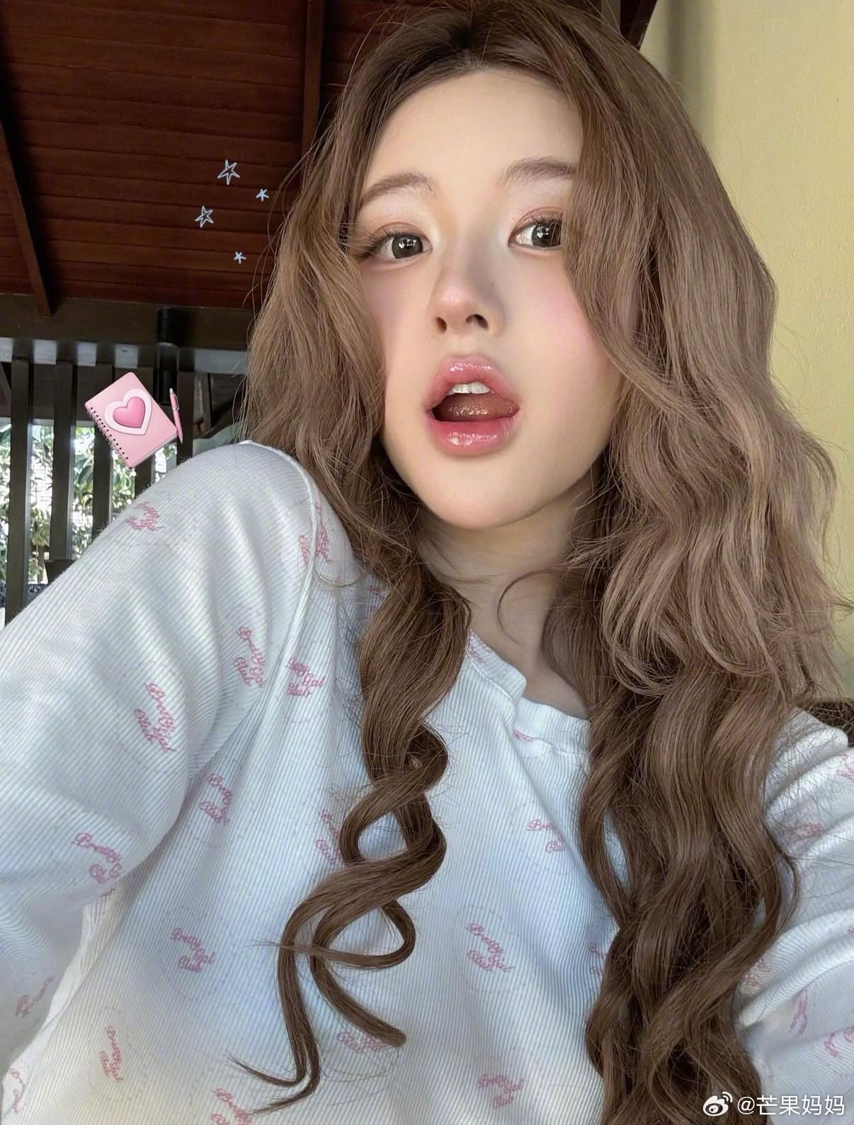 赵露思分享两张新头像