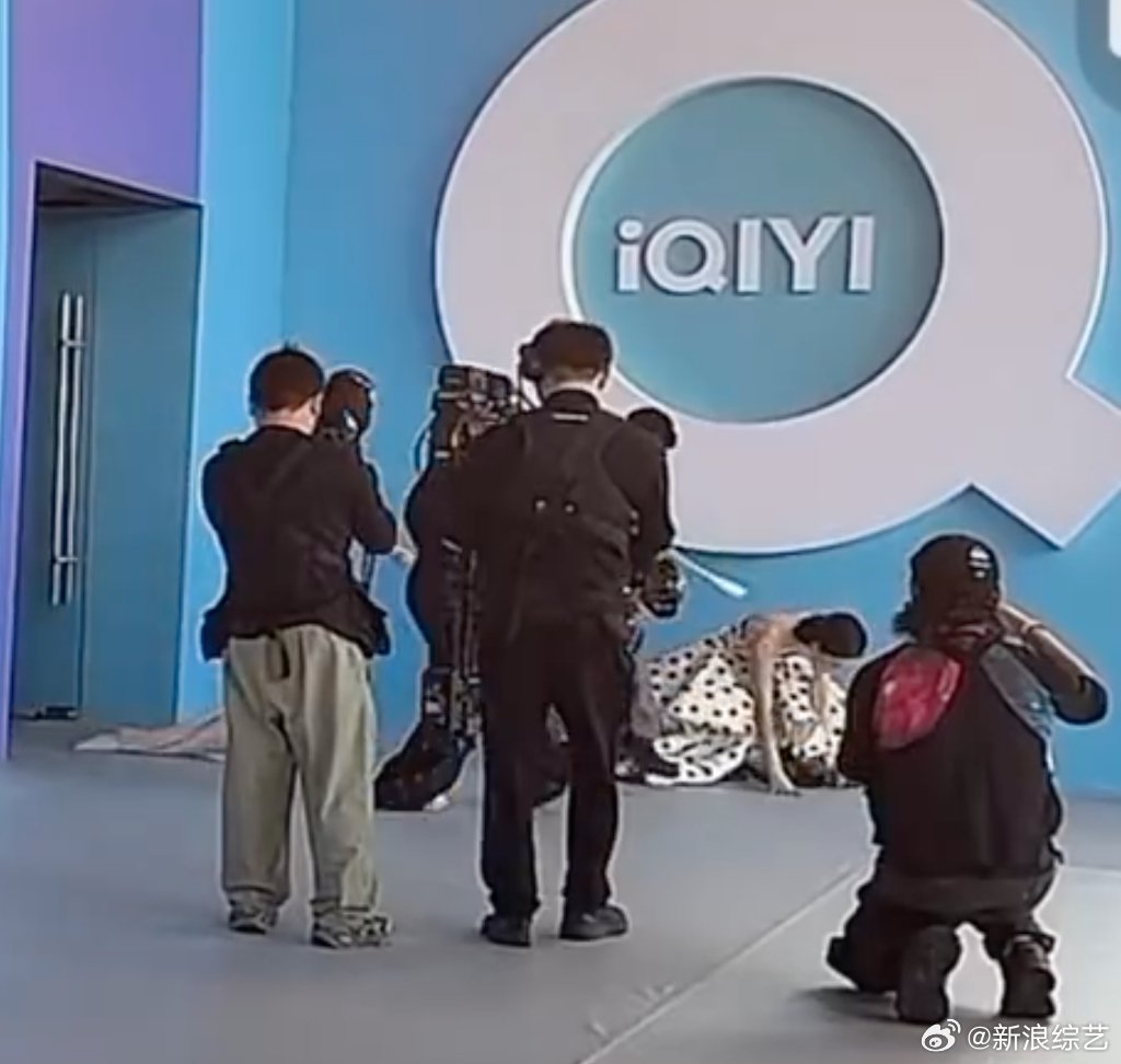 林允红毯摔倒后发文回应鞋带松了