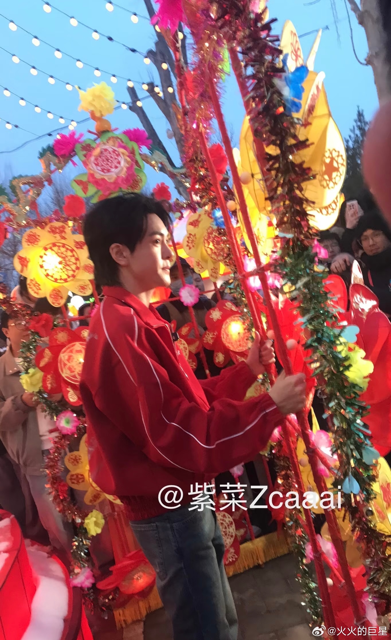 曾舜晞元宵晚会录制举花型大风车