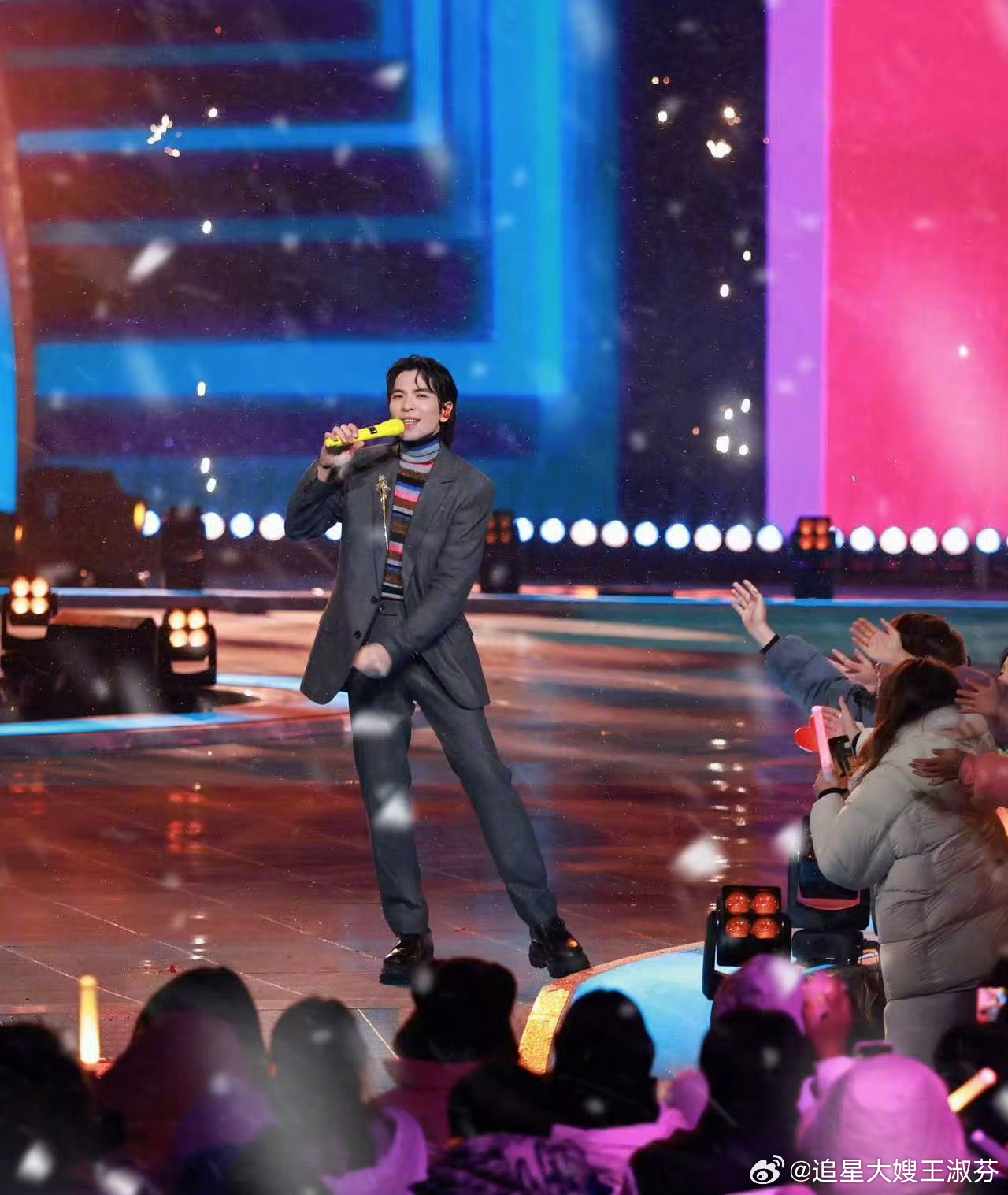 萧敬腾抵吕梁晴空秒变雪，雨神人设再升级