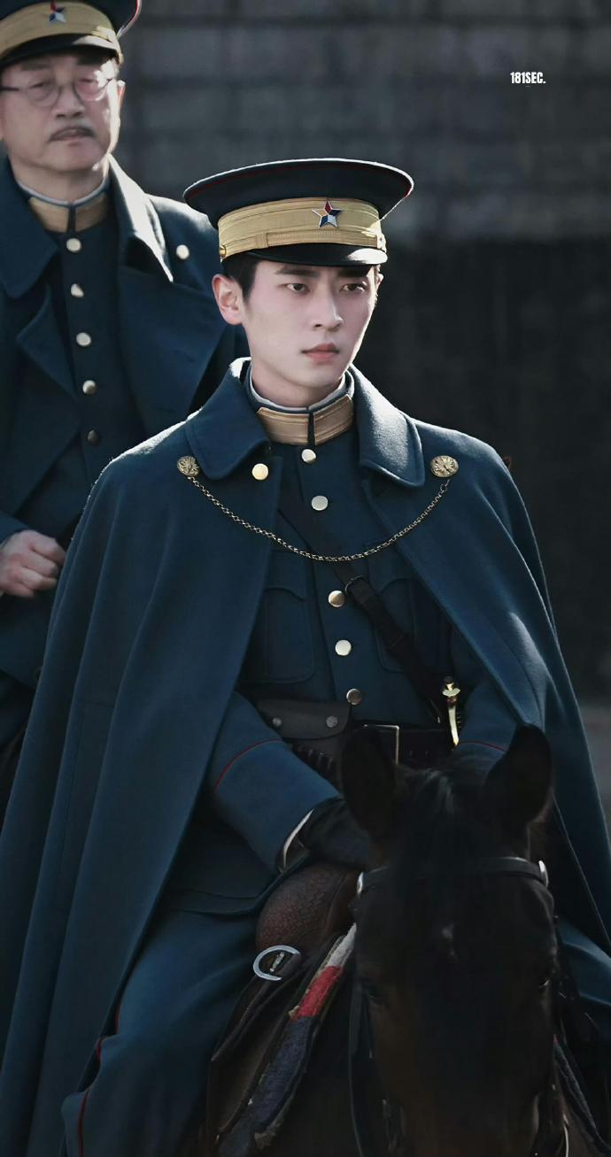 丞磊饰虞昶轩民国少帅军装造型惊艳