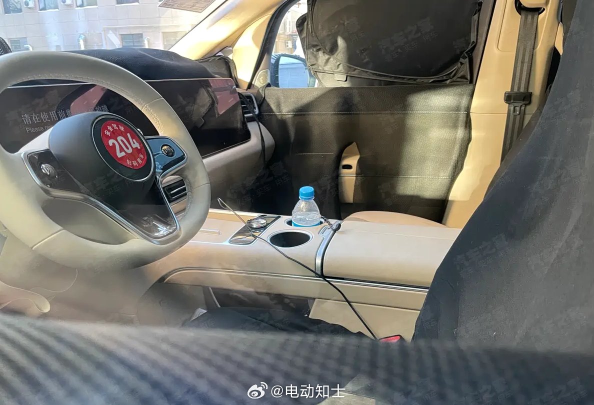 智界V9内饰谍照曝光，配备三连屏、旋转座椅及制氧空调