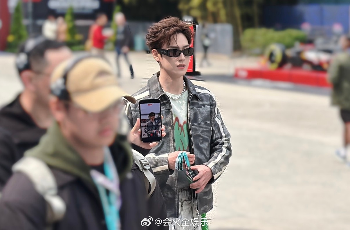 李昀锐穿F1赛车服亮相上海