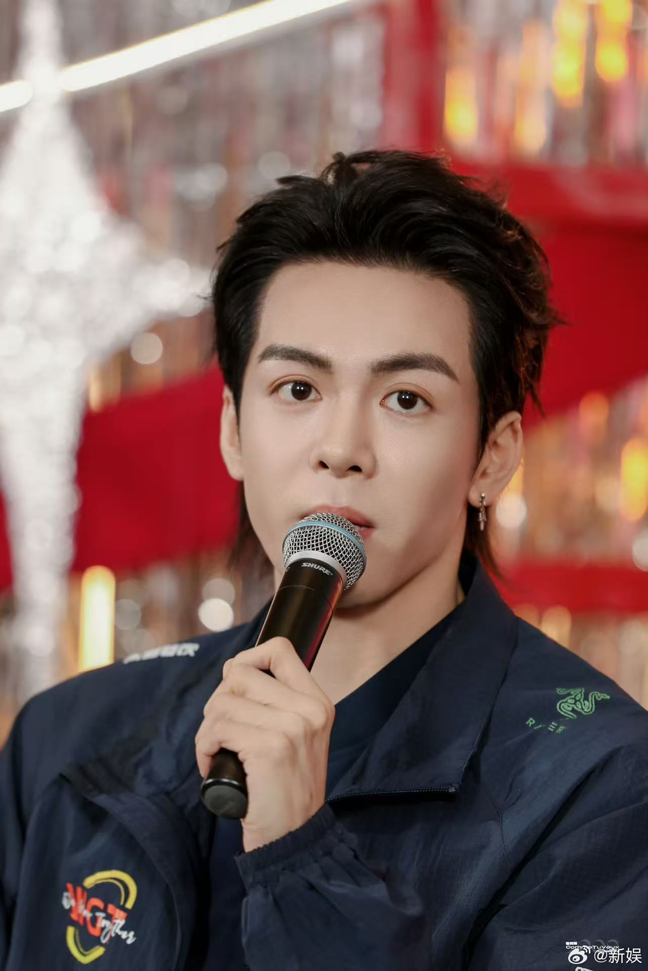 曾舜晞《交换人生》杀青现场喷雪花与粉丝互动