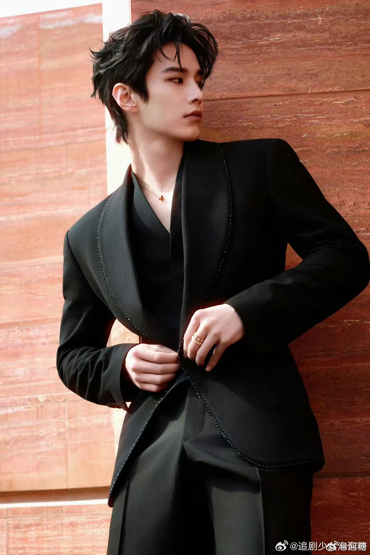 何与黑西装墨镜造型展现权威气质