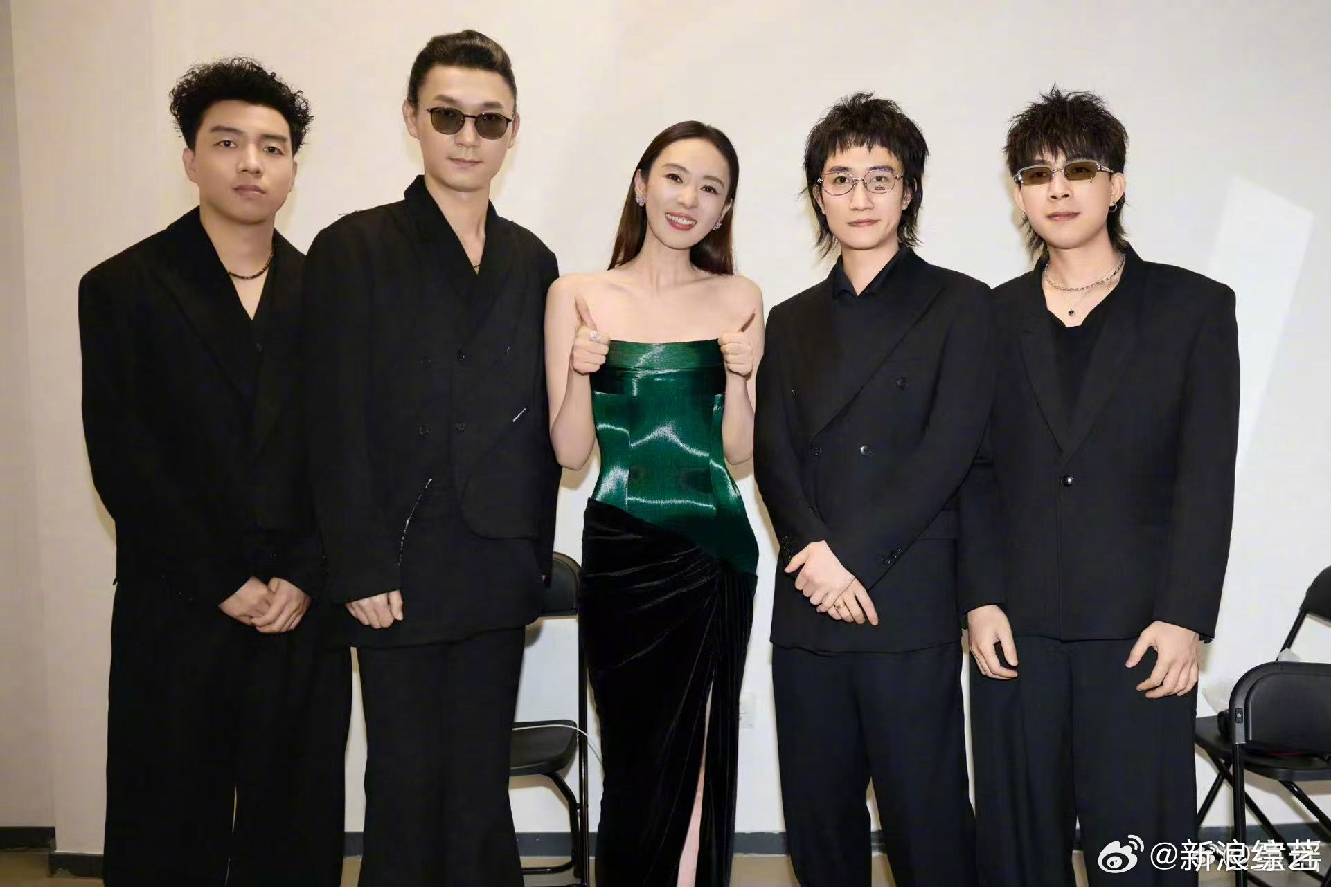 童瑶星光大赏追星回春丹乐队，合影比赞难掩兴奋