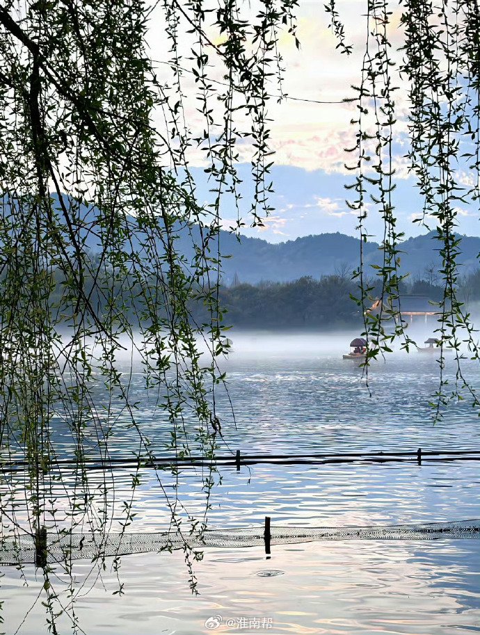 早安微言倡导湖光山色中寻内心宁静