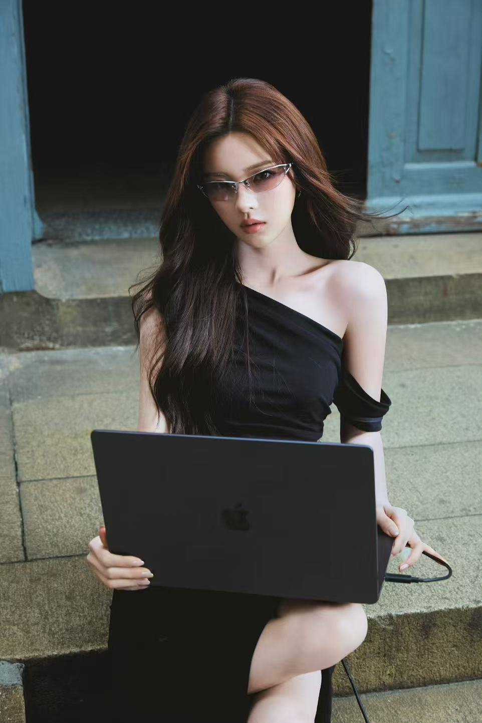 杨超越斜肩黑裙造型亮相，演绎麻辣女上司