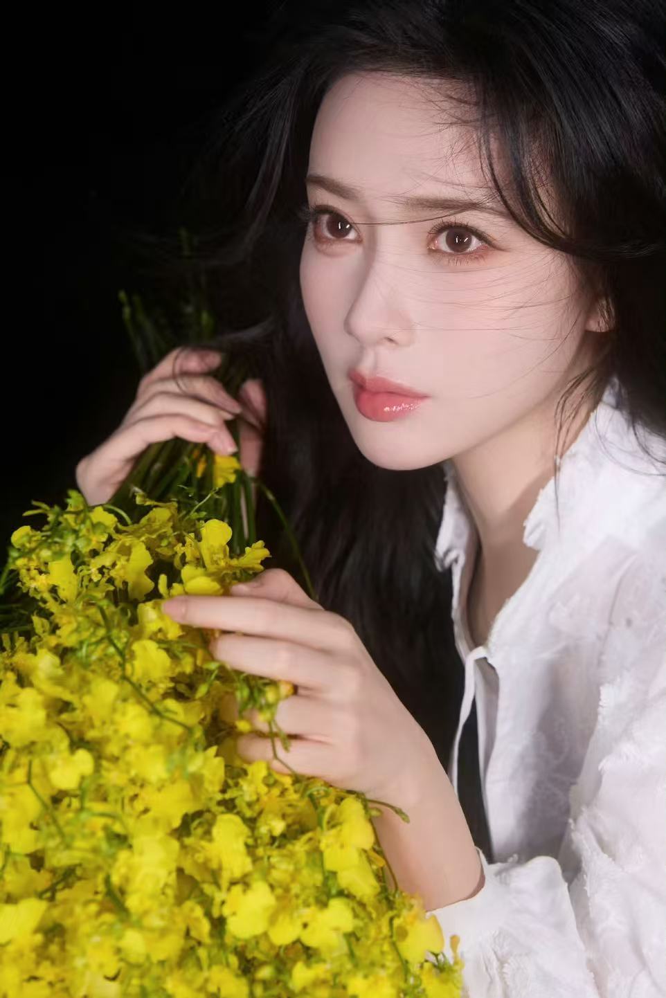 孟子义海口捧花照曝光，收集夏日香气