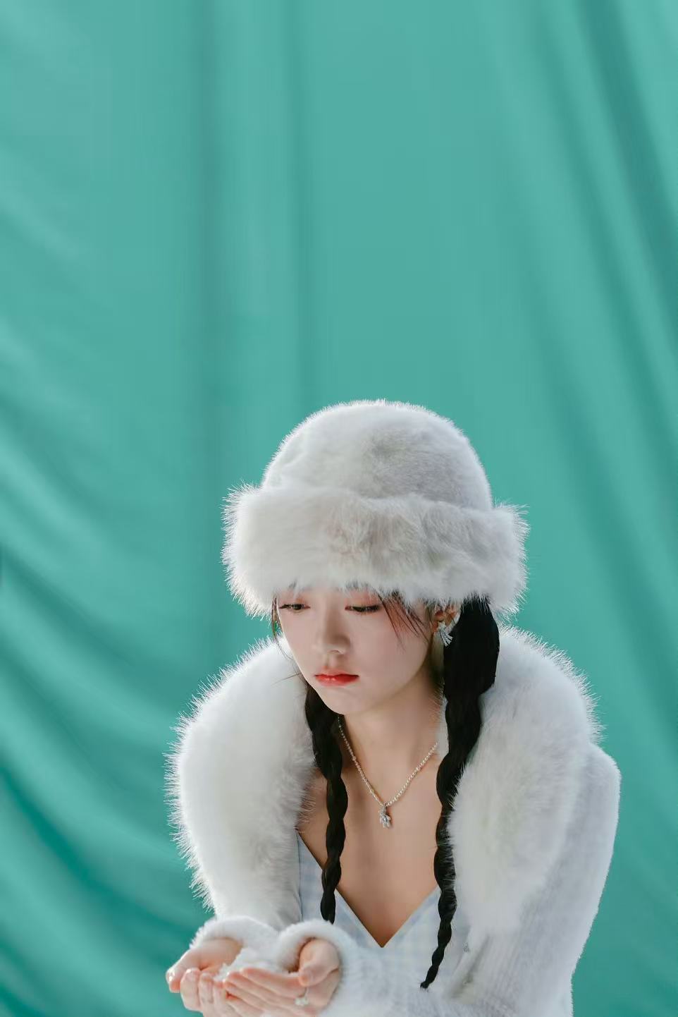 赵今麦毛茸茸冰雪公主造型亮相