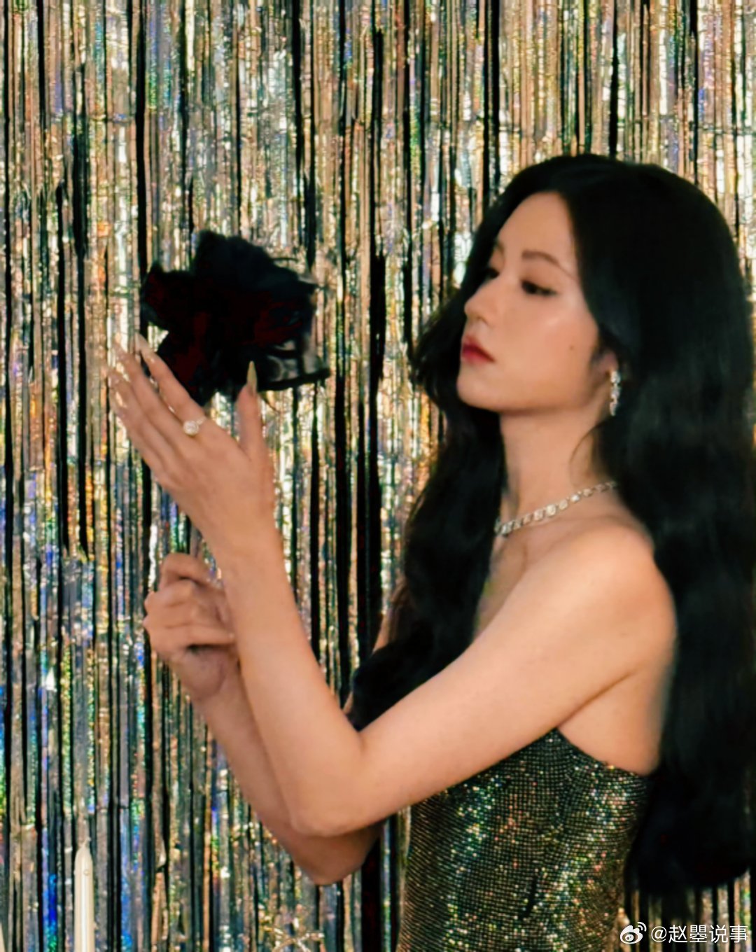 毛晓慧回眸遇礼花绽放，哑舍追剧团现绝美瞬间