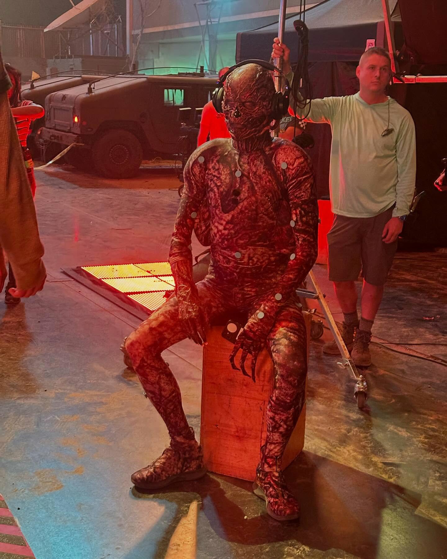 怪奇物语第五季片场维克那闭目听音乐