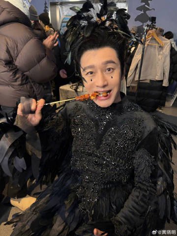 黄晓明cos黑天鹅造型引热议