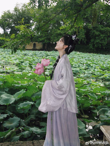 赵今麦荷花仙子造型清新灵动，DIY贴纸小风扇添乐趣