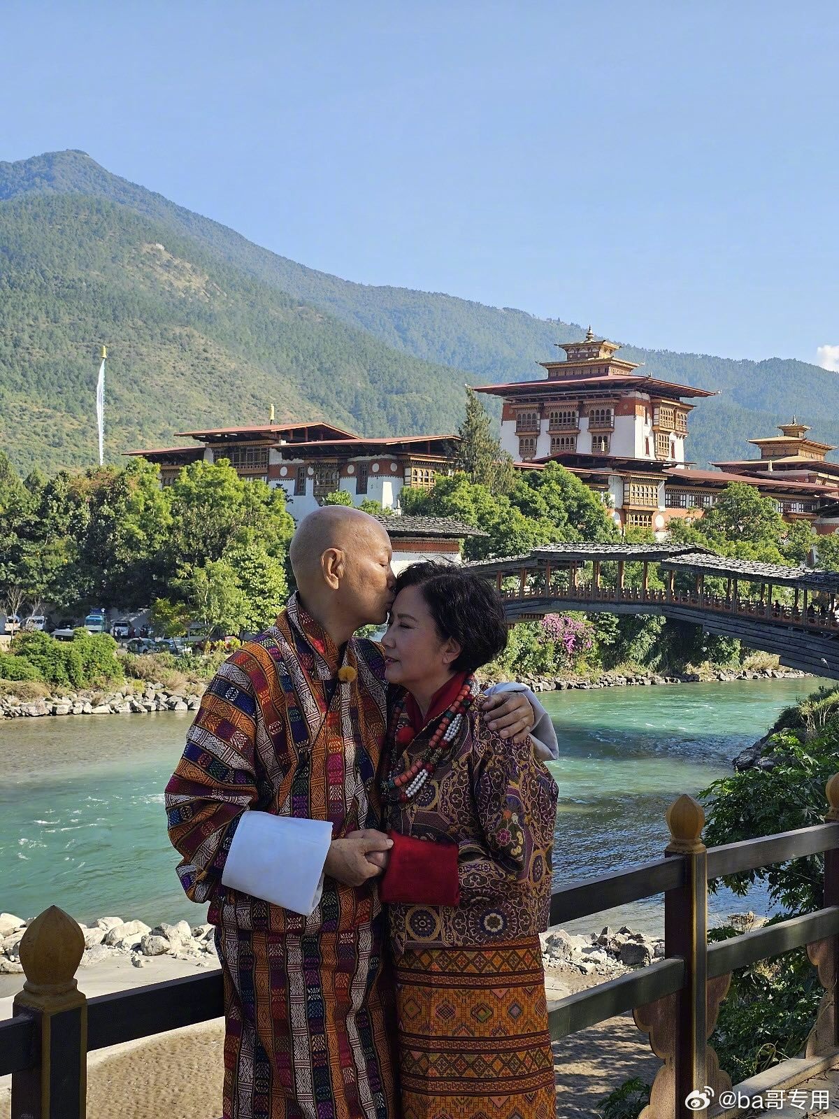 78岁汪明荃与79岁罗家英不丹圆梦拍婚纱照