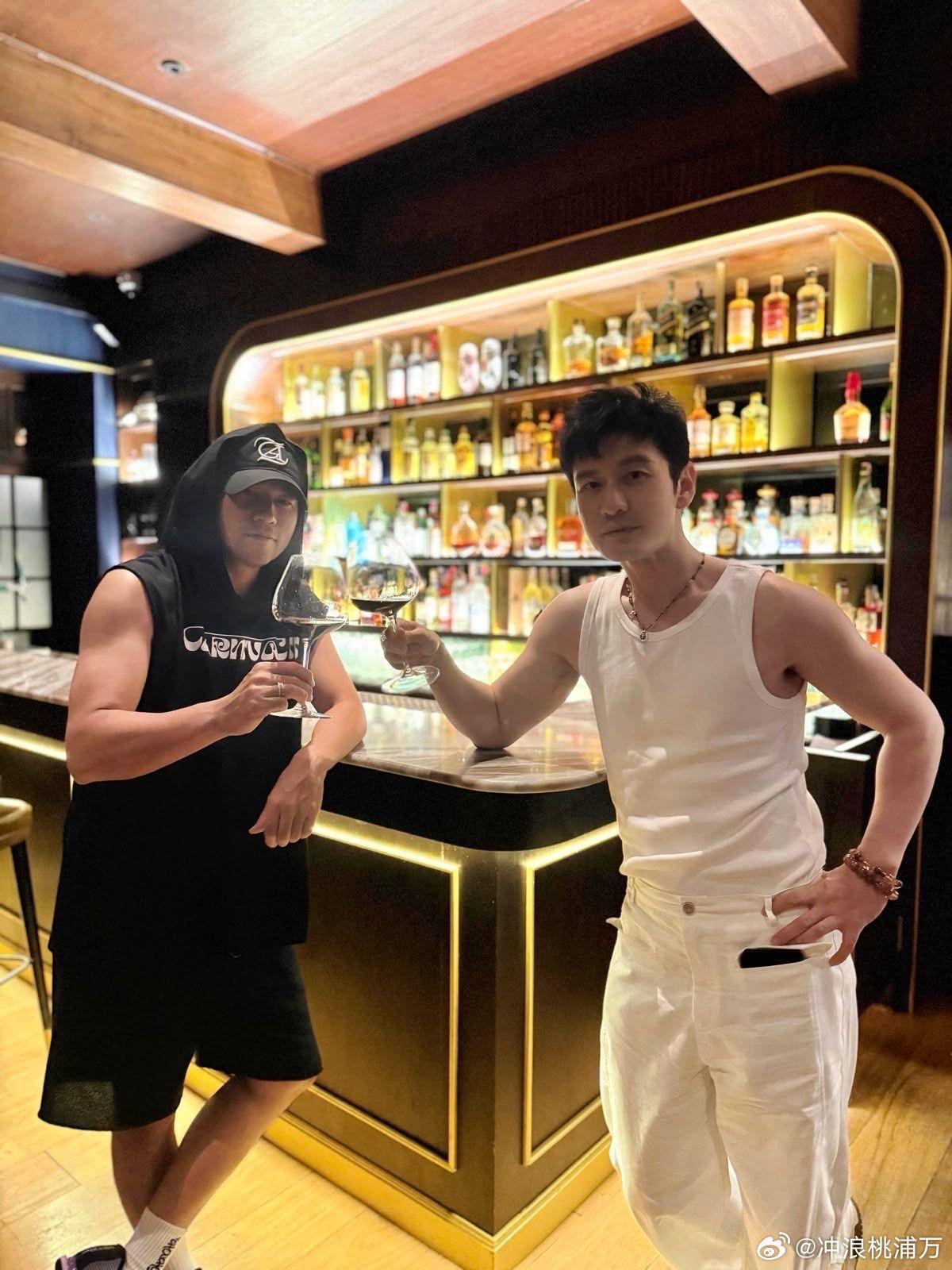 周杰伦晒与黄晓明合照，两人同穿对方衣服引热议