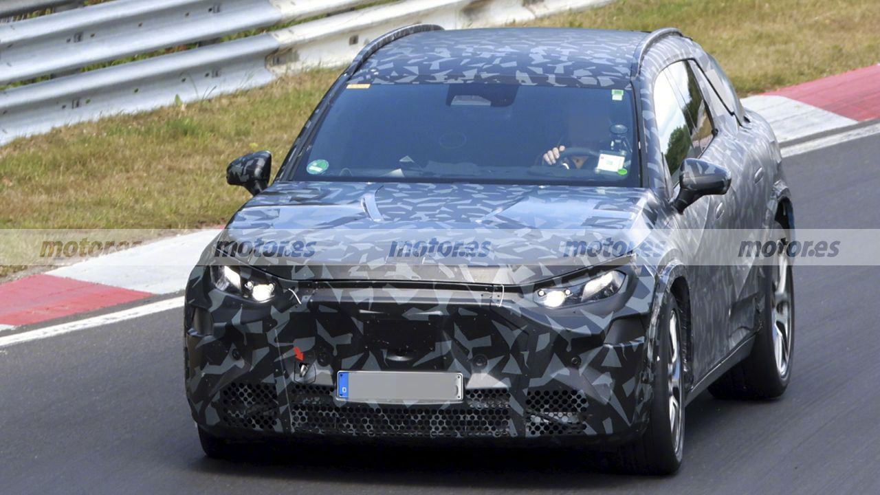 奔驰纯电AMG GT SUV原型车亮相纽博格林，2026年上市