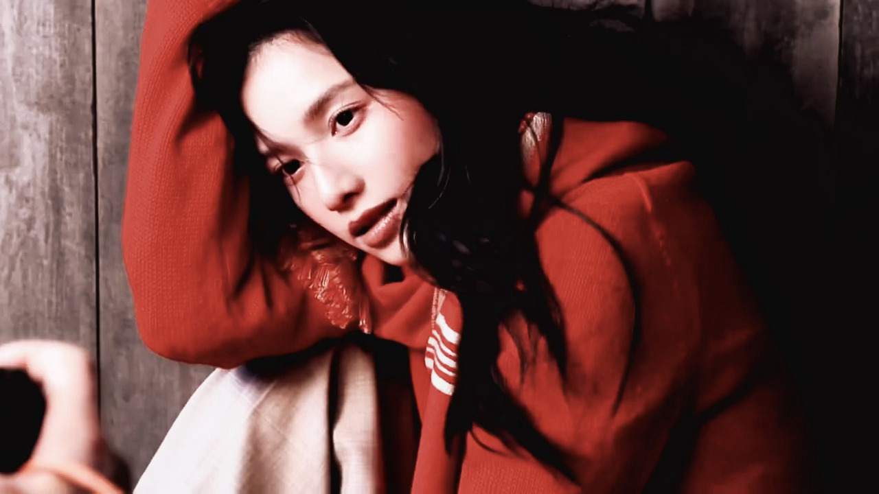 张婧仪登InStyle十七周年封面，发丝飞扬展灵动魅力