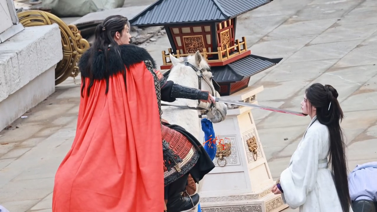 张凌赫骑马剑挑林允下巴路透曝光