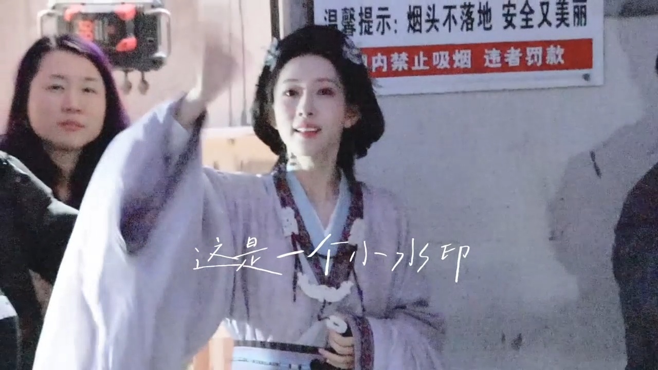 孟子义眼睛亮亮向粉丝招手