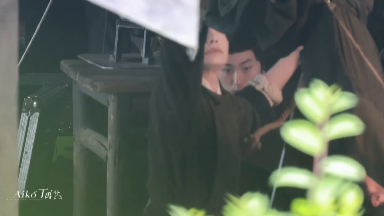 丁禹兮拍打戏后主动接护被吊群演