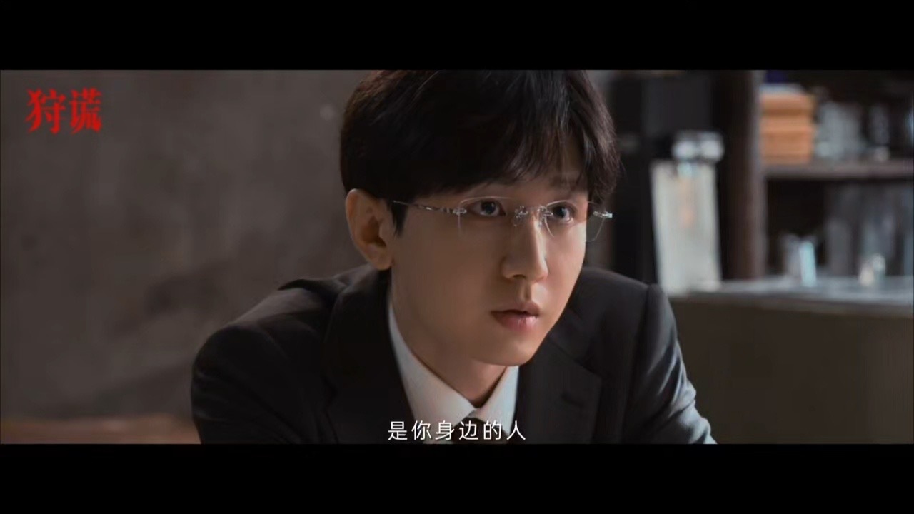 成毅左手开枪打戏张力十足，持枪姿态显布局者气场