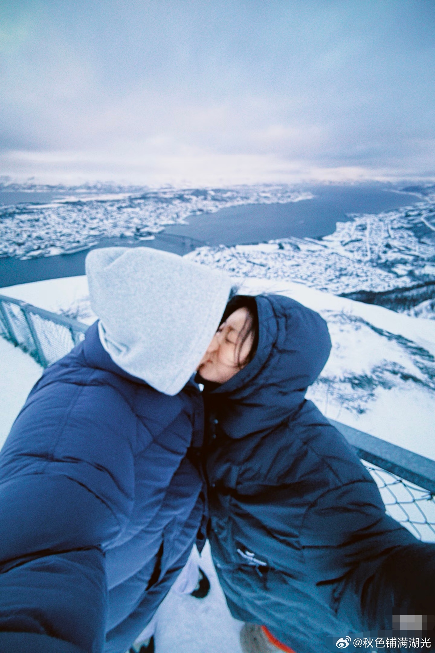 李嘉格与男友雪地拥吻秀恩爱