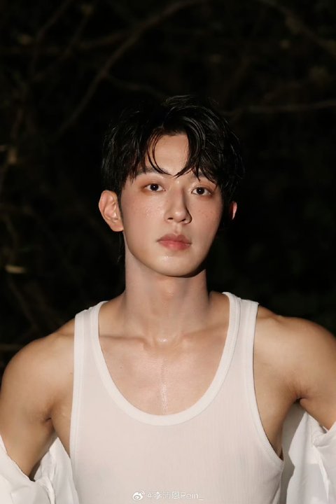 李沛恩白色背心造型亮相