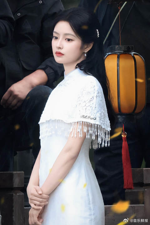 徐若晗片场忍痛坚持拍摄，绑沙袋练动作膝盖青紫