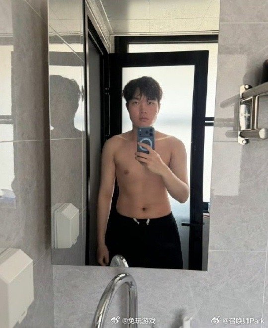 Bin晒腹肌照回应GALA，自称暖男