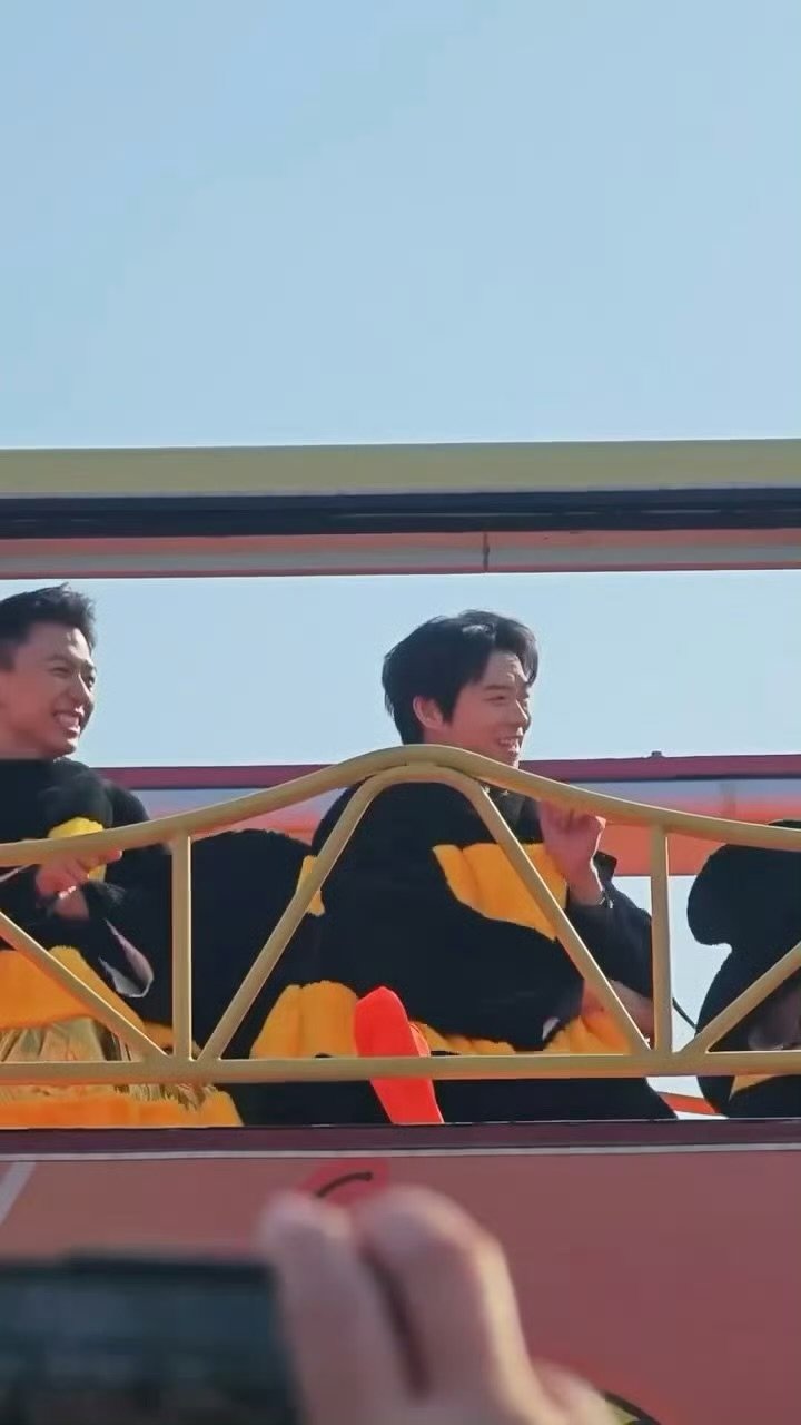 魏大勋舞台卖力唱跳引粉丝热烈互动