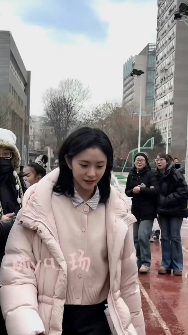 刘浩存回母校北舞拍戏路透曝光