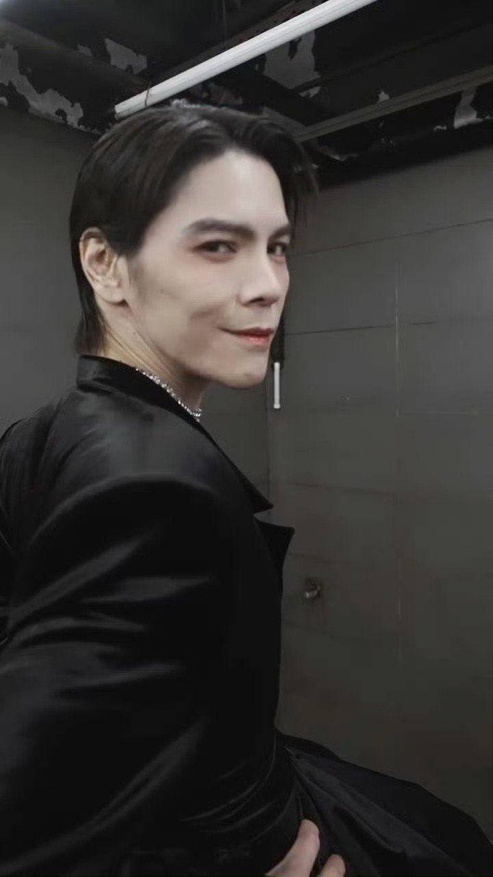 向佐走秀造型引争议，被指与家人共用衣柜