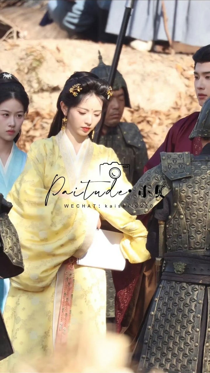 田曦薇金钗黄衣妆造亮相，奶黄包造型引热议