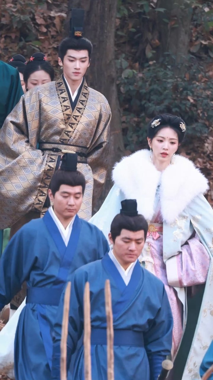 田曦薇闫桉同框路透曝光，新剧《嫁金钗》引期待