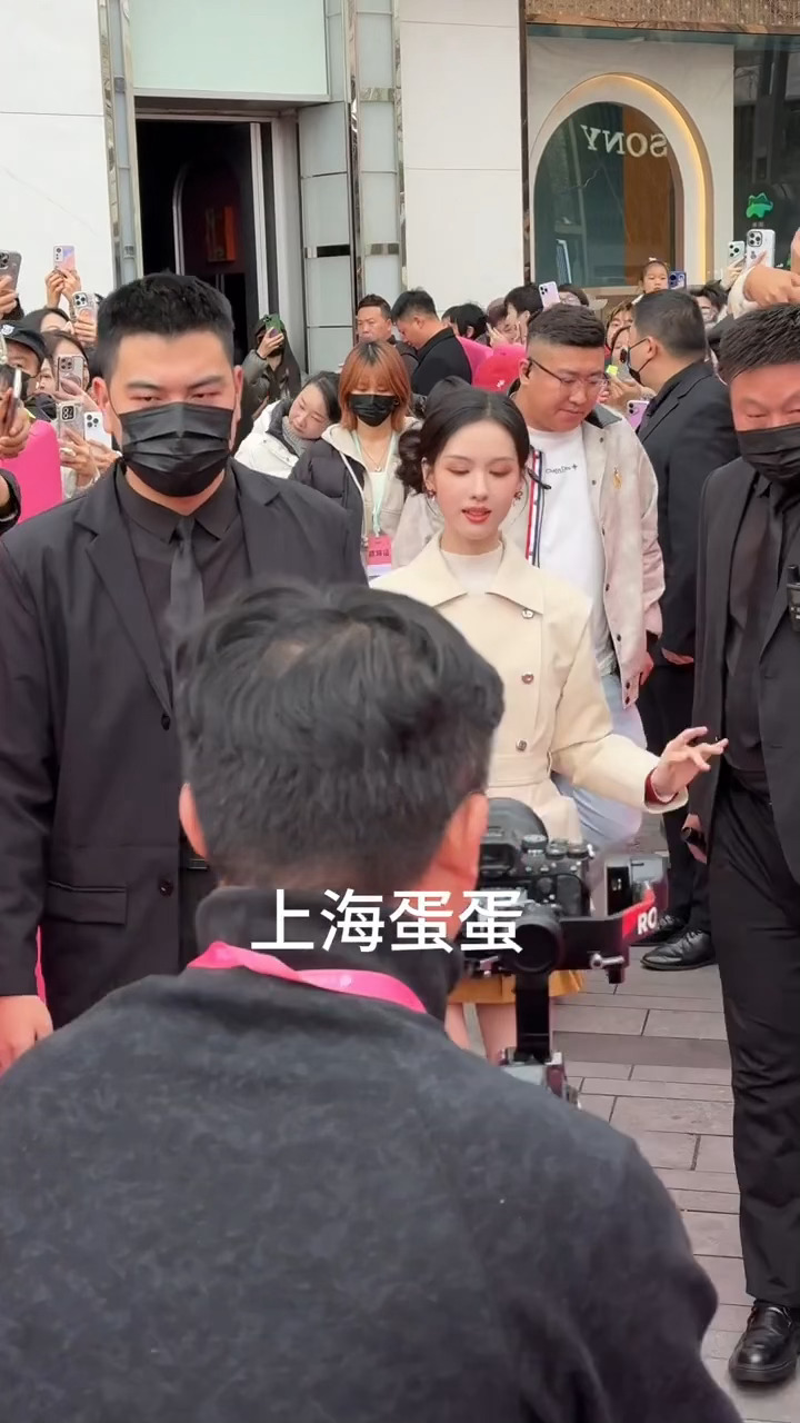 陈都灵花苞头造型萌翻网友